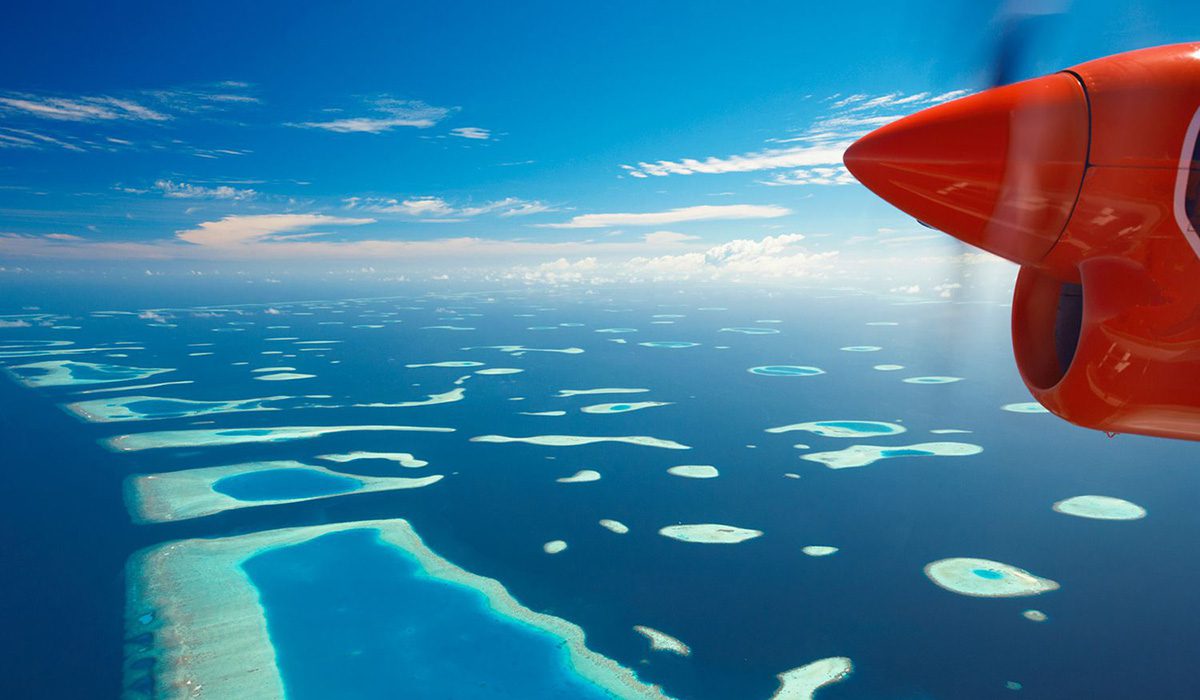 Атоллы на Мальдивах с высоты на самолёте.