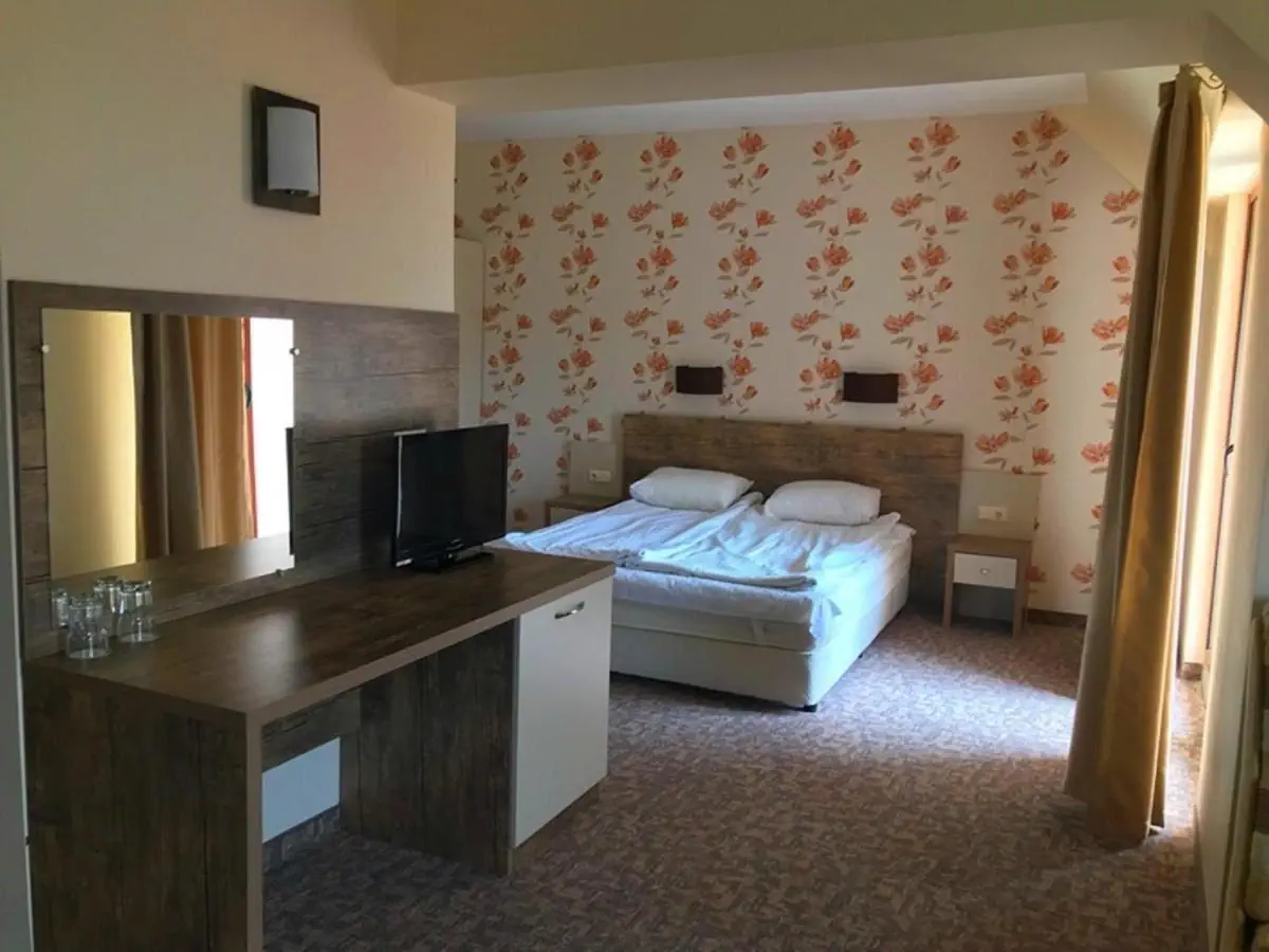 HOTEL: Lira