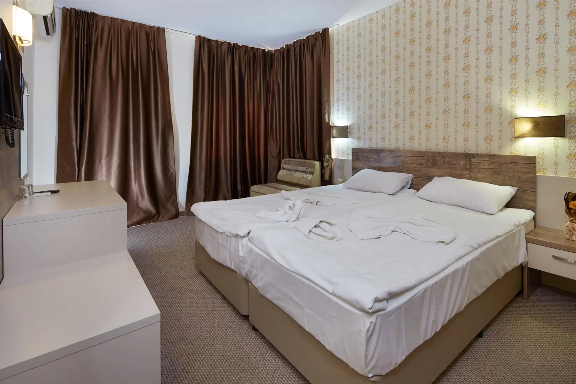 HOTEL: Lira