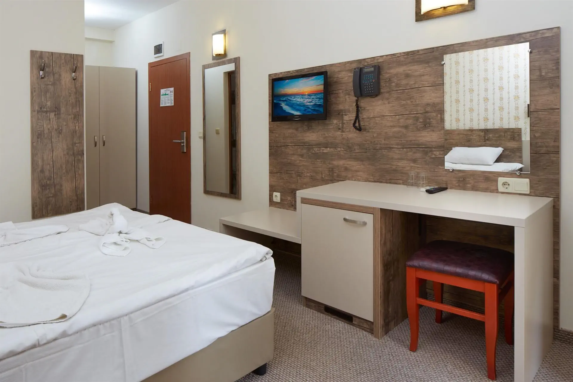 HOTEL: Lira