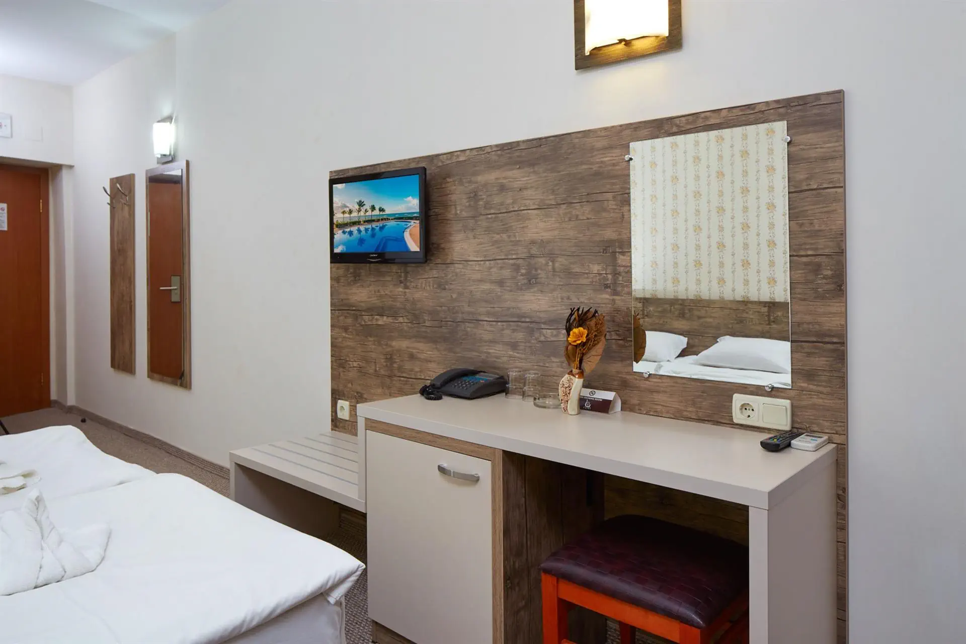 HOTEL: Lira