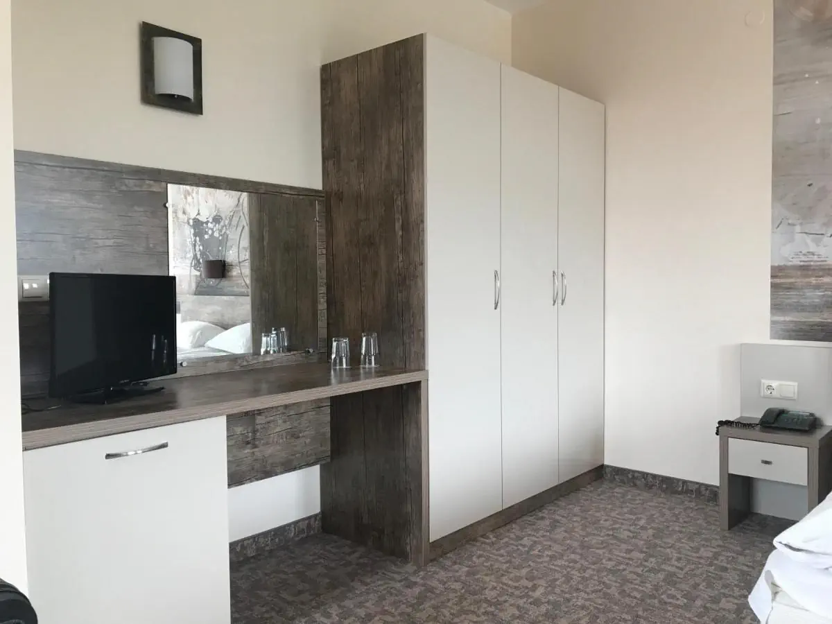 HOTEL: Lira