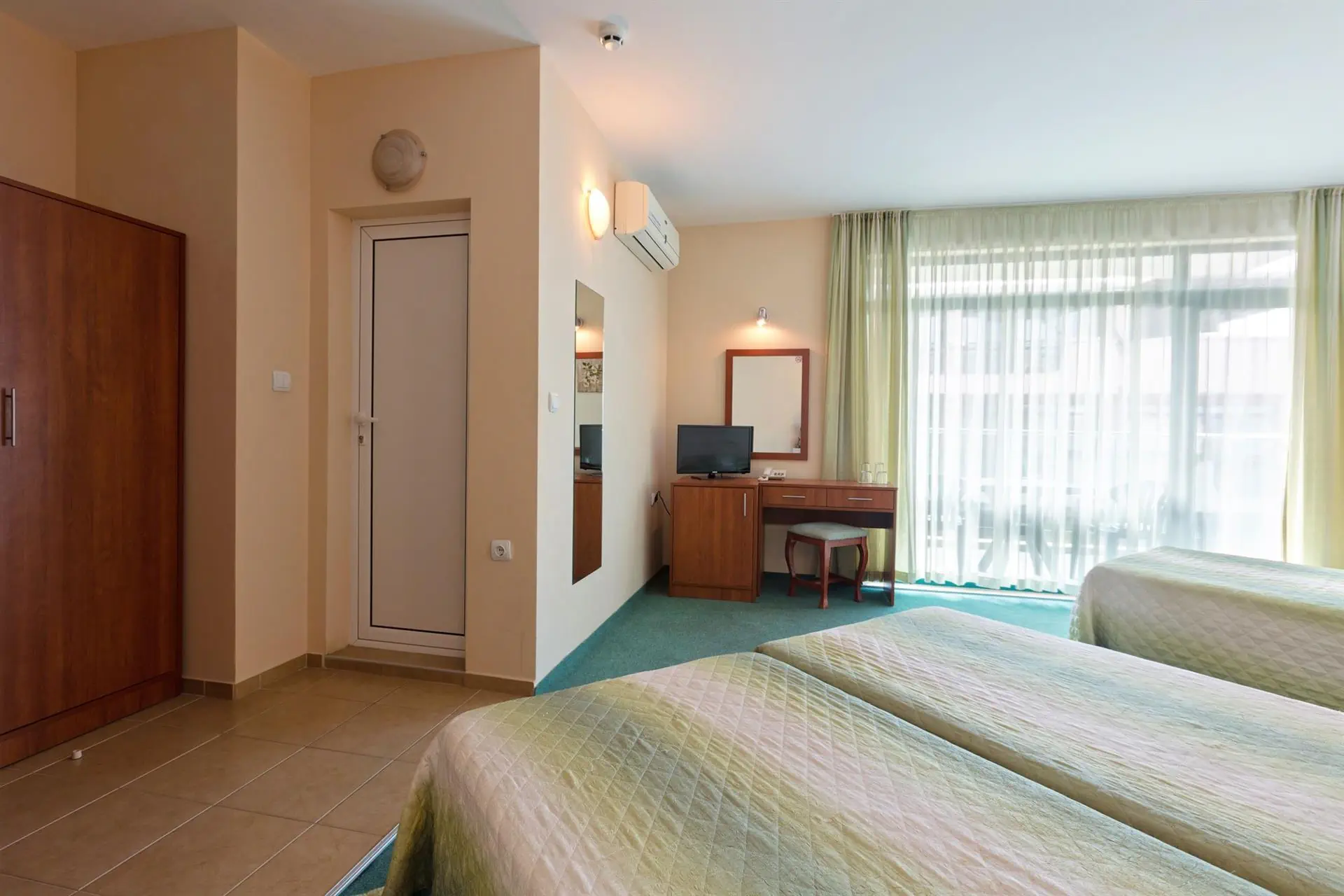 HOTEL: L & B