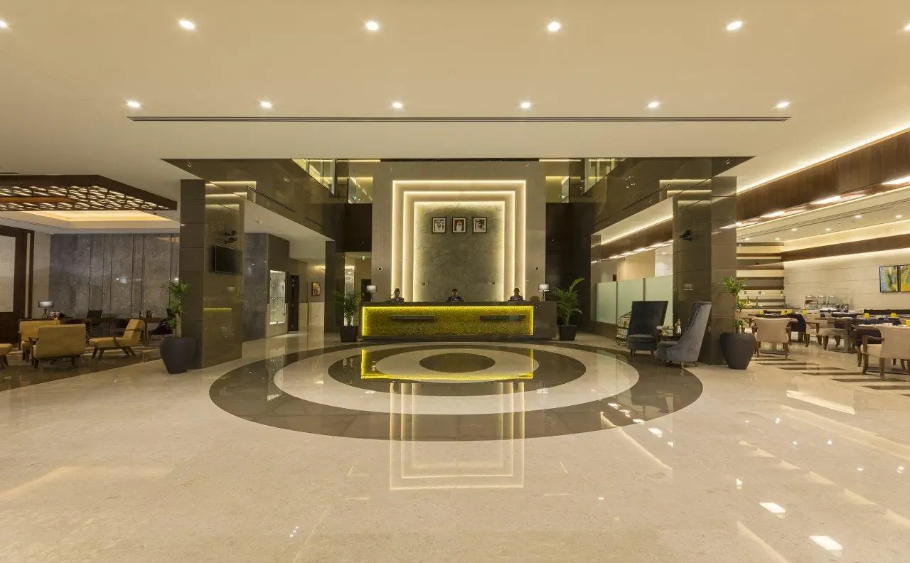Отель: Golden Tulip Media Hotel