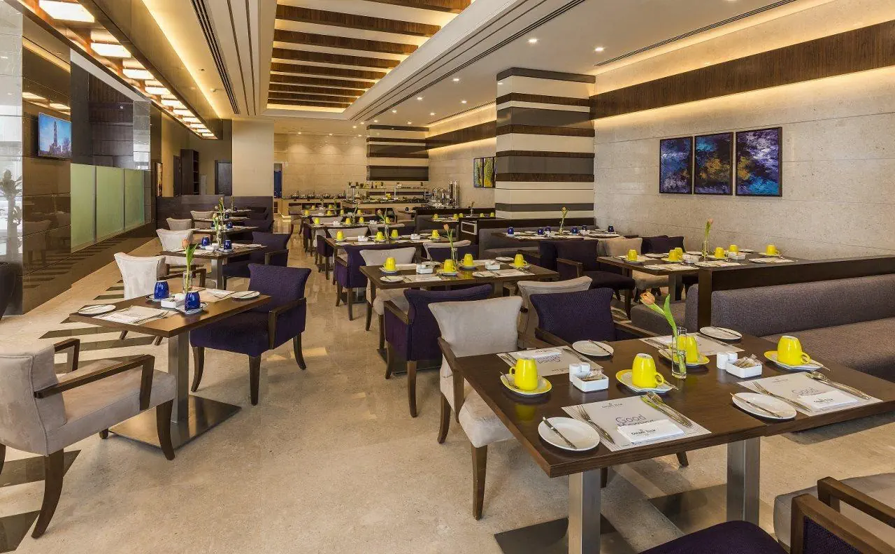 Отель: Golden Tulip Media Hotel