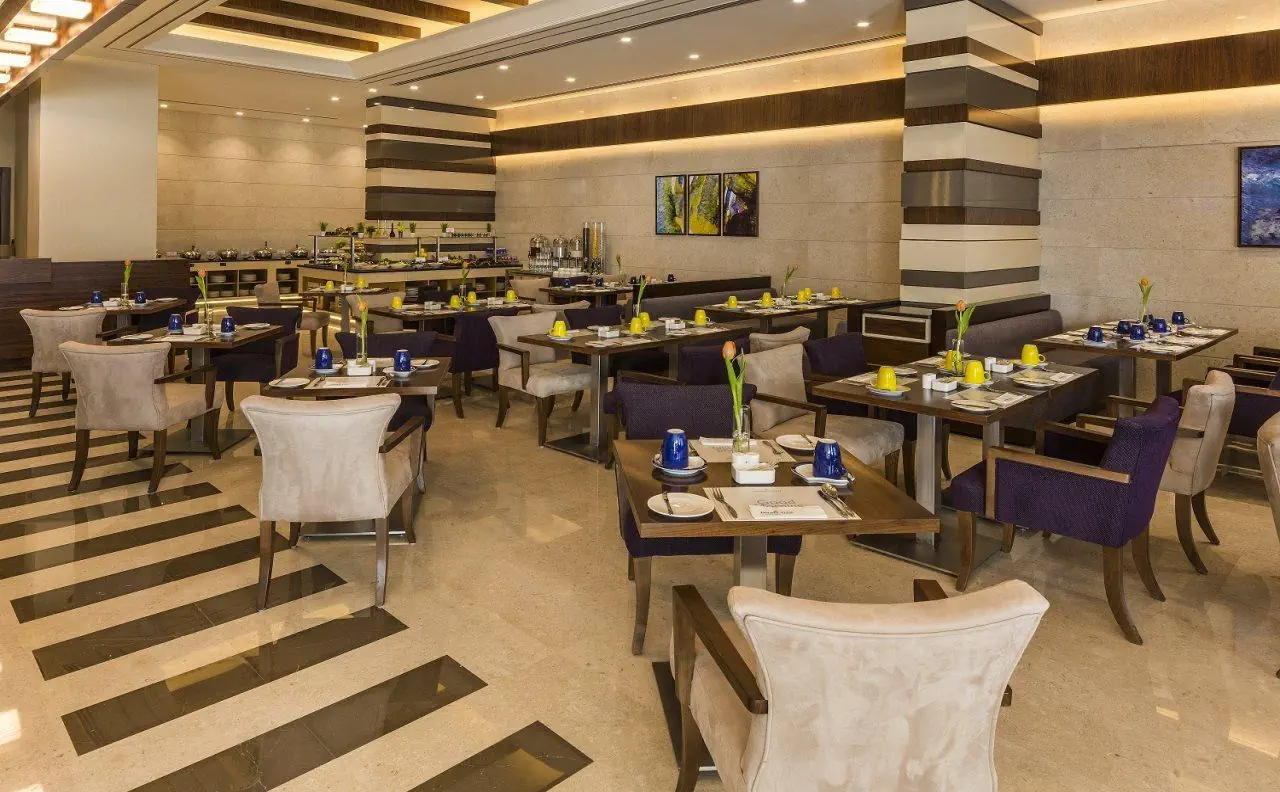 Отель: Golden Tulip Media Hotel