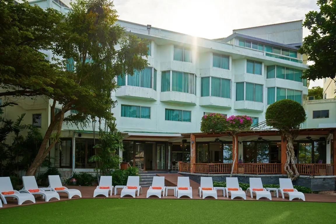 Отель: BEACH HOTEL