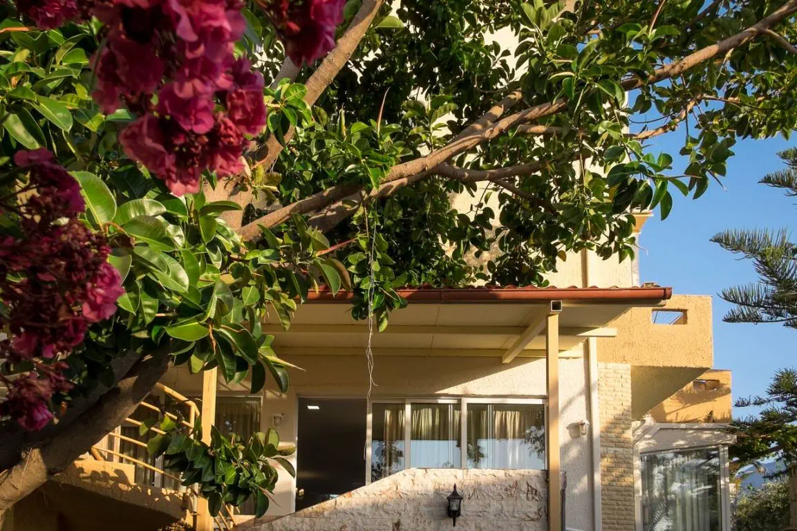 KAVROS BEACH HOTEL