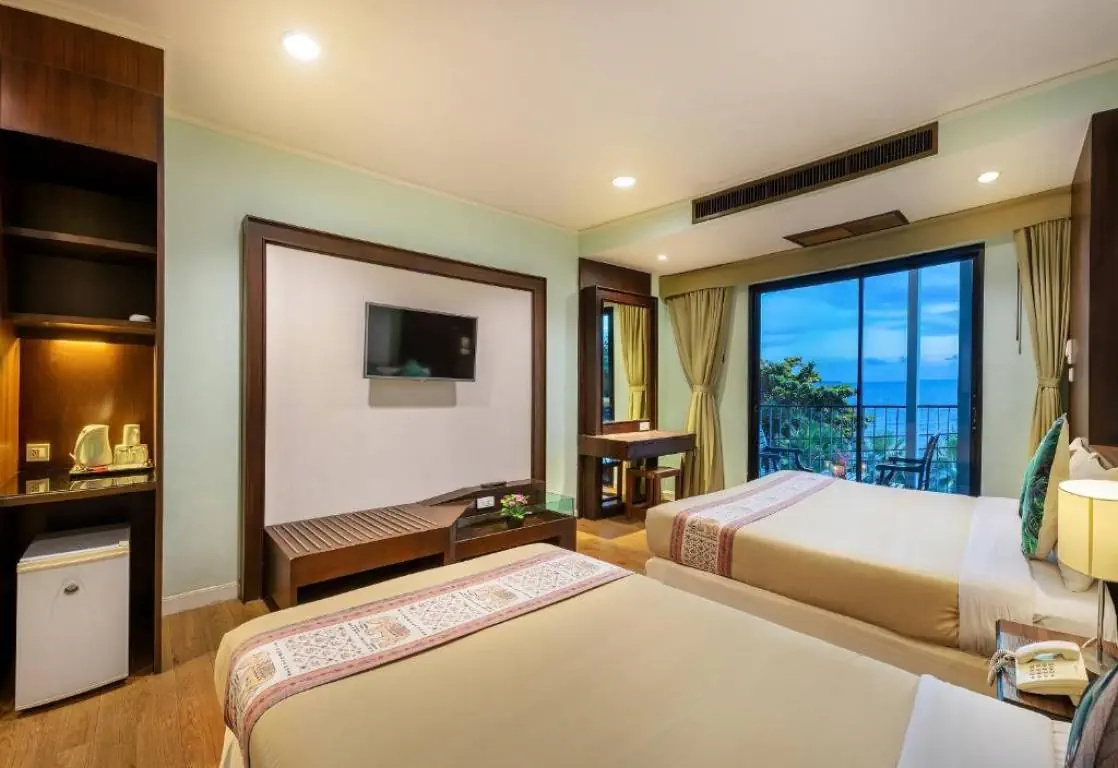 THE JOMTIEN TWELVE